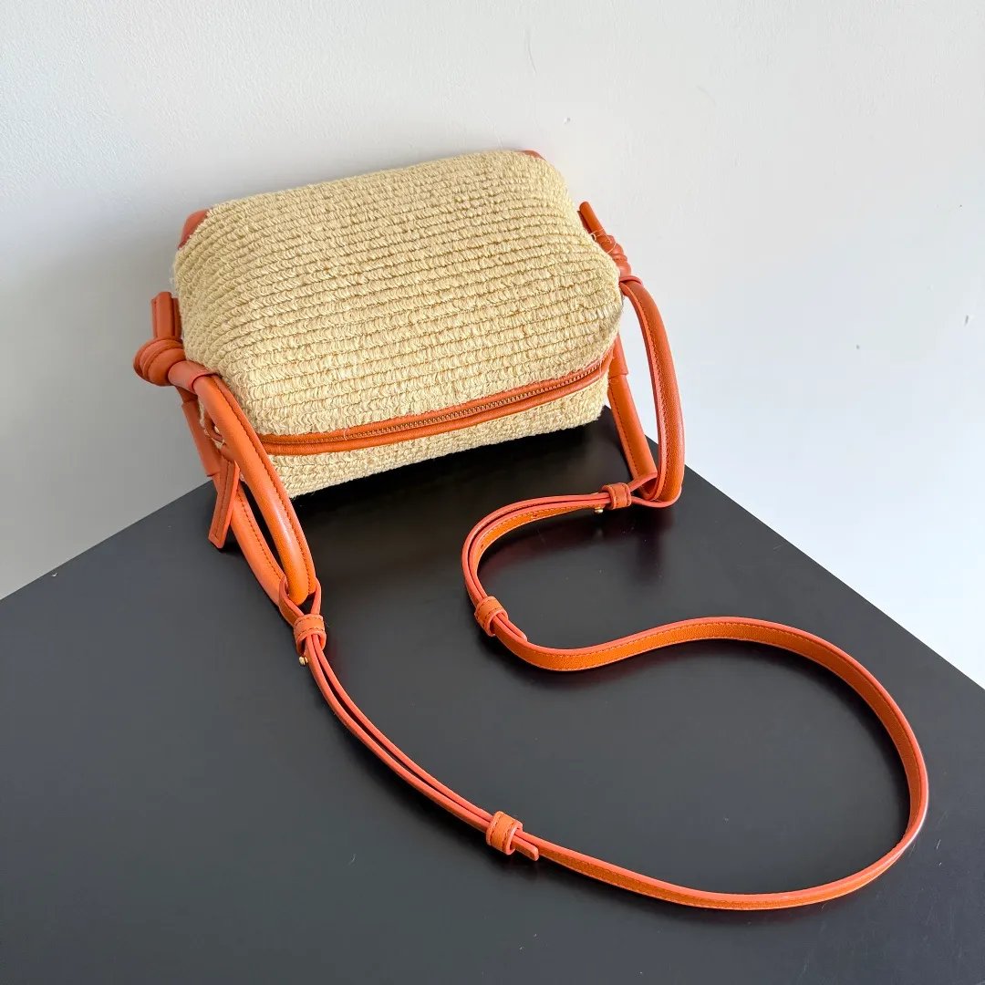 Batch 1560 BOTTEGA VENETA2025summer new burnt orange raffia loop👋🏻This small loop directly grows on my aesthetic point💥! The oversized buckles on both sides are amazing. The bag can be folded and used as a handle. You can easily switch between shoulder, crossbody and handbag, unlocking N ways to carry it✨! Iconic knot decoration, instantly recognizable as high-end! It is made of a super special raffia blended material, and the texture is ridiculously exquisite! Small-batch dyeing makes each bag unique in color. Carry it on the street in summer and slay the whole crowd! ! Traveling with the new color matching of BV Loop👜 is just like a vacation! Weaved with raffia, it is full of natural texture and summer style; paired with orange leather parts, the color contrast is sharp and fashionable. The overall style is casual yet sophisticated, suitable for matching with holiday or casual clothing, and can add highlights to your outfit. ✨The summer limited edition raffia is paired with bright orange, full of vitality! Wear it on your back and go on vacation together⛱️🍹 Style number: 19*12*9cm